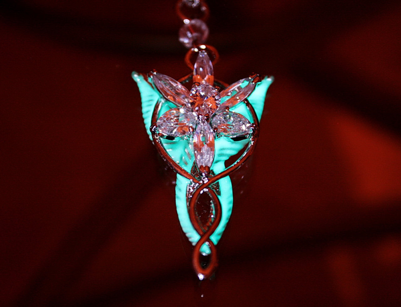 wickedclothes:  Glow In The Dark LOTR Arwen Evenstar Necklace A gift bestowed upon