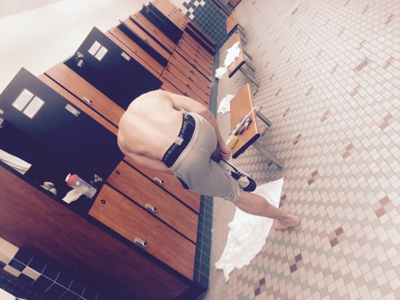 lookinforsaggerz:  Gotta love those candid lockeroom pics. Thanks for the submission!