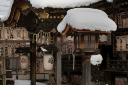 ileftmyheartintokyo:  雪の豊国神社 by takarabune on Flickr. 