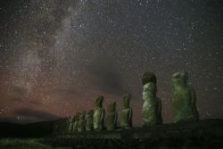 gravitationalbeauty:  Starry night at Easter Island by Hubert Ngan