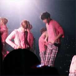 essentyeol: Stop flirting on stage you two (｡≖ิ‿≖ิ)