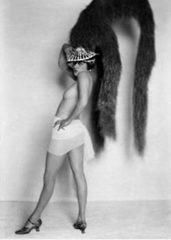 madivinecomedie:  Atelier Balasz. Dancer Rigmor Rasmussen- in the revue ‘Der Zug nach dem Westen’, Berlin 1926e See also 