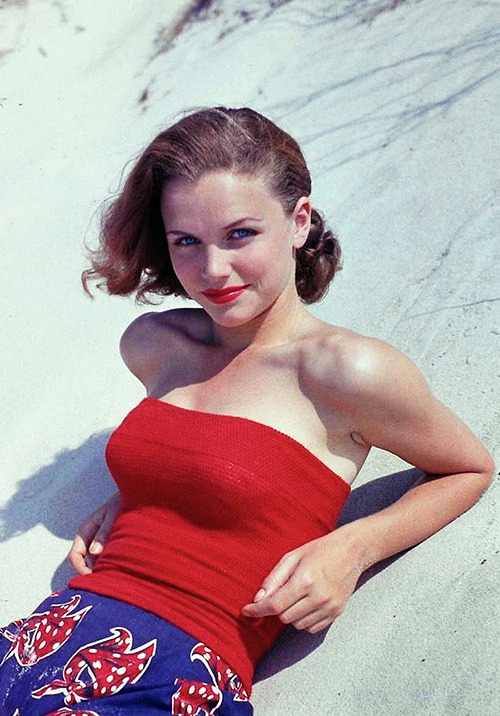 XXX rudyscuriocabinet:   Lee Remick at the beach photo