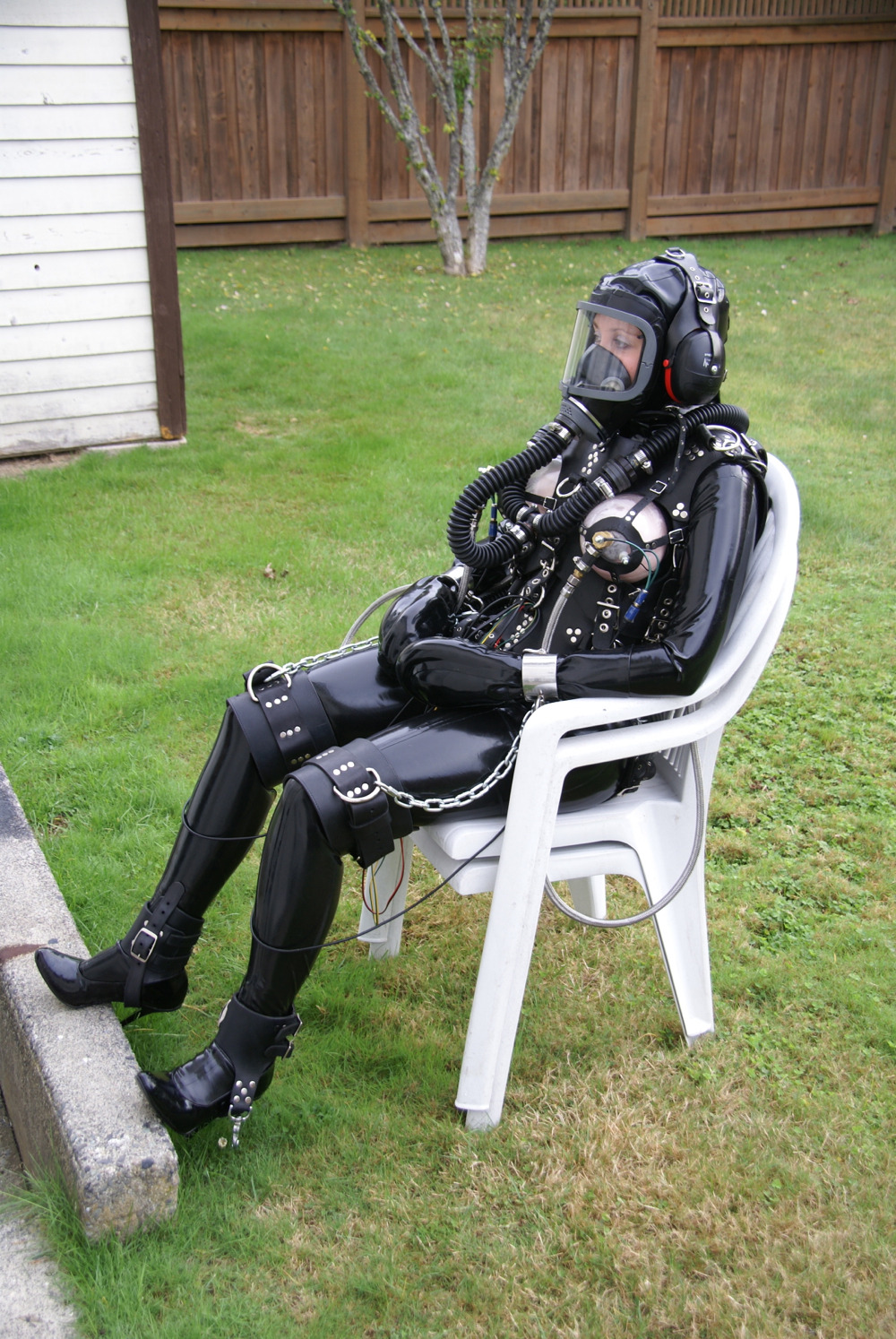 morticia-n-gomez:   I saw this lovely image float past my Tumblr feed without (correct)
