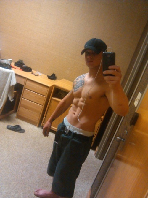 shitilikeandafewofme:  23 Year old Army, HI