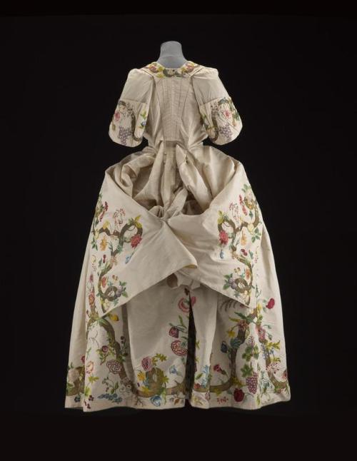 history-of-fashion: ab. 1745 Woman’s dress, said to have been worn by Margaret Oliphant of Gas