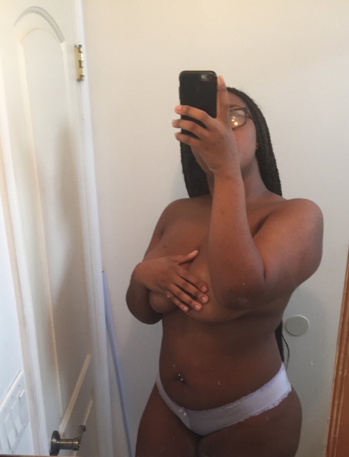 curtflirt509:  zarriaaaa:  I look little but I’m really 5'7  She is beautiful @zarriaaaa!!
