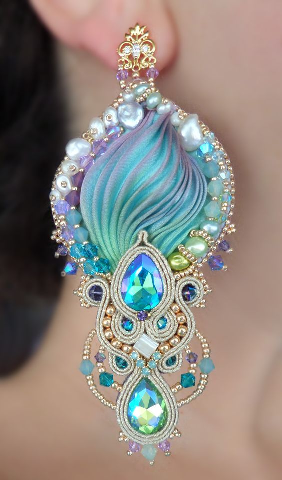 ollebosse:    “REGINA” Earrings - Designed by Serena Di Mercione - Beadembroidery