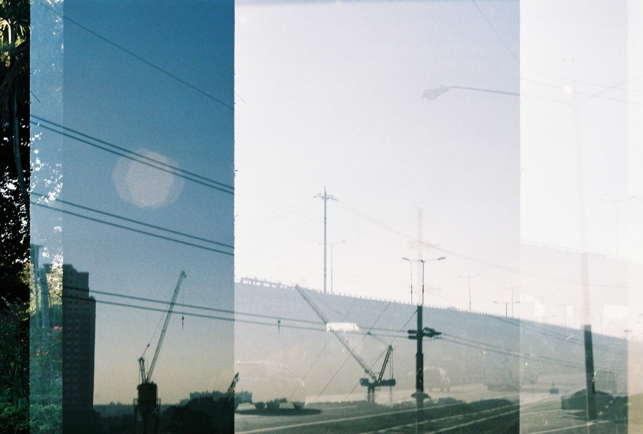 insidethemindofjap:  Travelling.Olympus OM-1. Solid Gold 200.  