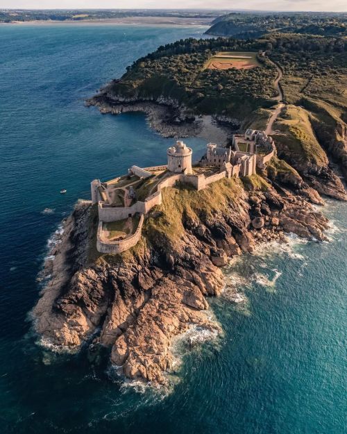 utwo:Fort la Latte.Also  called Chateau de la Roche Goyon, in reference to the Lord who decided  to build it, it is located on a rocky promontory on the coast of Cotes  d'Armor, in Brittany, in the territory of the municipality of Plévenon.© Valentin