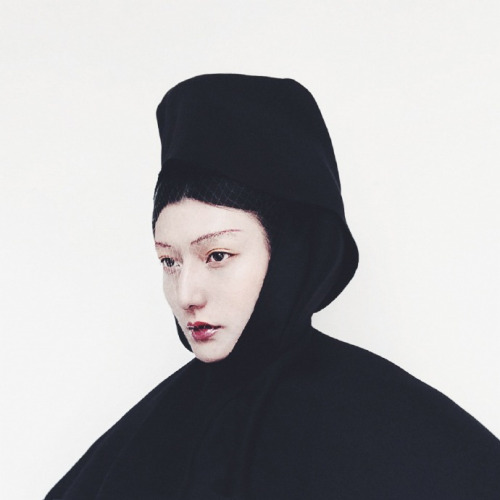 fuckyeahchinesefashion:  穿不在骚，有范则灵；戴不在贵，小众迷情。美男摄影师章元一又出新照，废弃布料+小众珠宝=无界限美人～几块废弃的布料，些许空置的羽毛，外加上一朵路边的花蕊，一片凋零的落叶，手机拍也是大片。