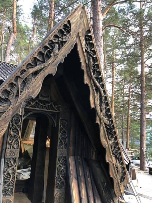 voiceofnature:Hugin (The Raven’s Nest) is located 280 meters above Sognefjord, all by itself. A unique treehouse with a Norse expression which are inspired by the Norwegian stave churches Urnes and Borgund. A lot of effort and more than 30 000 hours