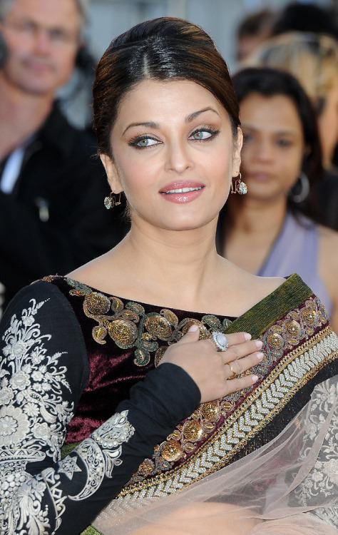 Aishwarya Rai Looks Stunning in Saree At Film “Raavan” UK Premiere - 16/06/2010. CLICK H