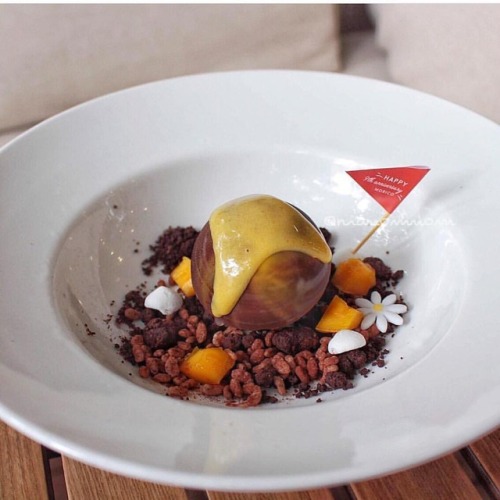 &ldquo;Đĩa plated dessert gồm có quả cầu choco bên trong có bánh b&oc