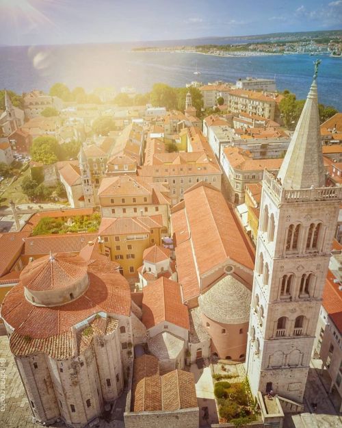 #Zadar bathed in sunlight . Zadar #Croatia by: @vladfran.croatia . St. Donat’s church. One of 