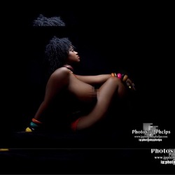 Dropping in some Afro art with Ultra @ultra_modern . Once again it’s all about lighting , lense length and f stop! #photosbyphelps #allnatural #chest #afro #afrocentric #baltimore #bmore #dmv #thighs #thickthighs Photos By Phelps IG: @photosbyphelps