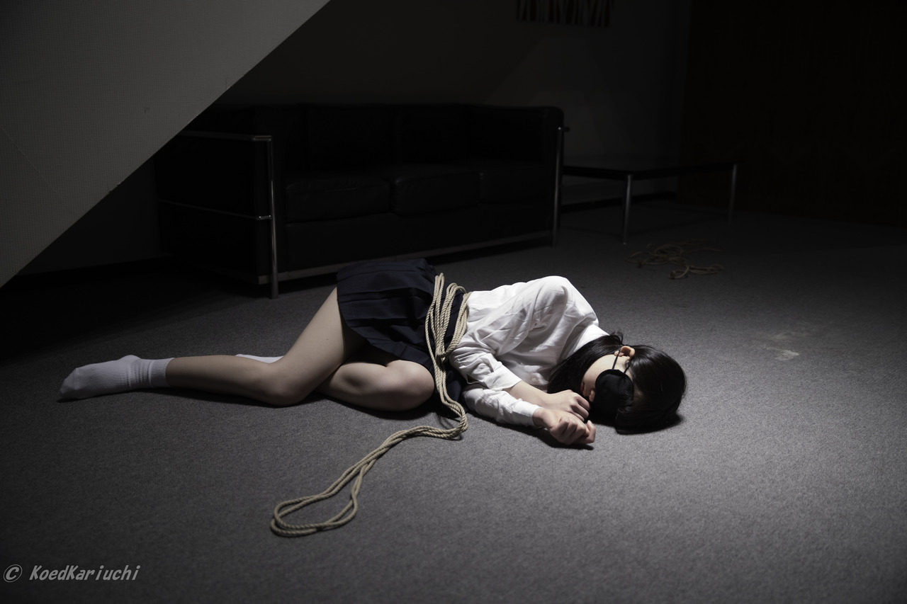 VerbotenLandia — koedkariuchi: 目を覚まさない少女。