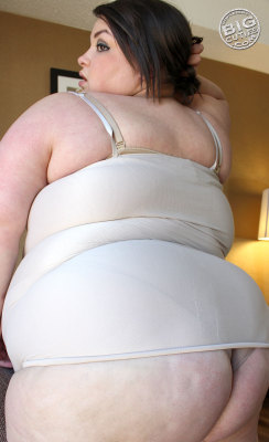 bigcutieaspen:  It’s been quite sometime since I’ve worn spanx! I usually flaunt my curves freely under ever dress I wear. It’s always a struggle trying to get into them, pretty much a work out in itself! I needed some help from the photographer