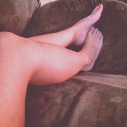 woomico:  #legs #feet #fetish #footjob #footporn