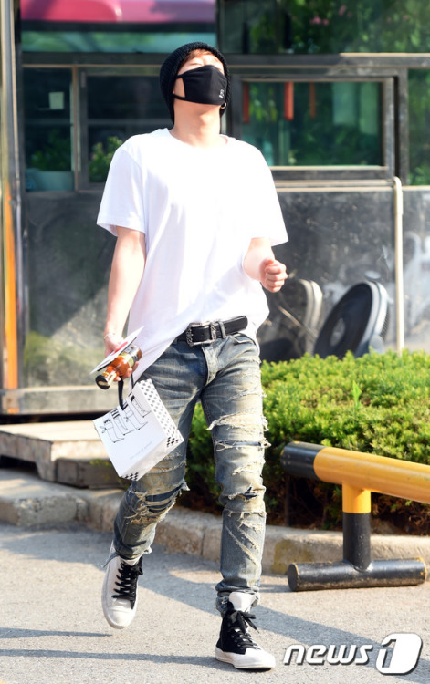 ifntfashion:  SUNGGYU☆ Anne Demeulemeester Suede High Top Sneakers - 遳 (sold out)Image Credit: News1