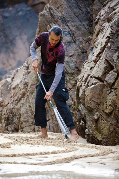 A Man Takes A Single Rake To The Beach. And When You Zoom Out And See It… Mind BLOWN.