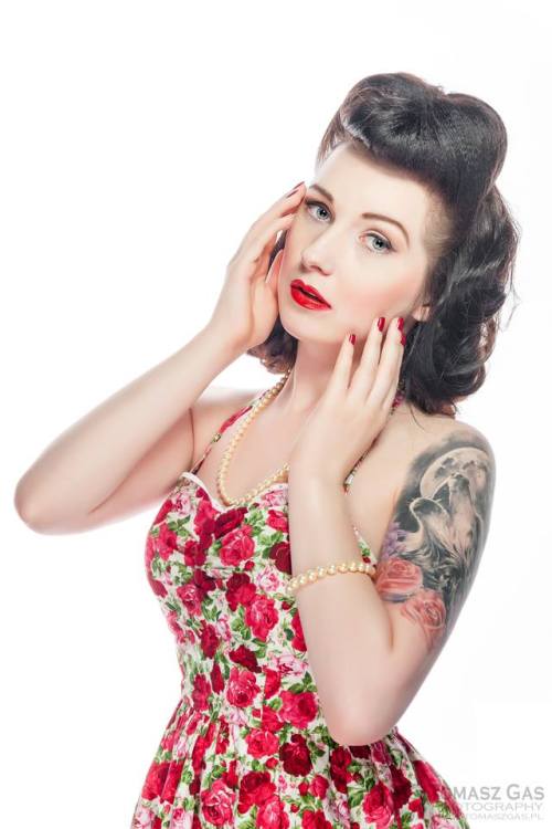 tattoo-babes:  Model @xsilverwolfie  Facebook www.facebook.com/SilverWolfieShizuma instagram @xSilverWolfie