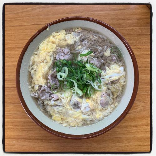 肉卵とじそば あぁ汁が美味い 近所の立ち食いより好みだな #蕎麦 #sobaviolence #淡路 (うどん 松屋) www.instagram.com/p/CHCN7SAAxha/