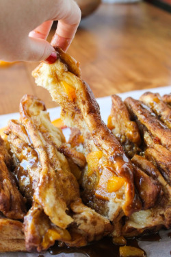 verticalfood:  Peach Pull-Apart Bread with Caramel Sauce   yes please