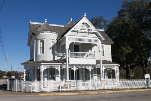 Pictured is the historic Beaty-Orton House in Jasper, Texas.⁠ ⁠ Texas History- Thomas Beaty purchase