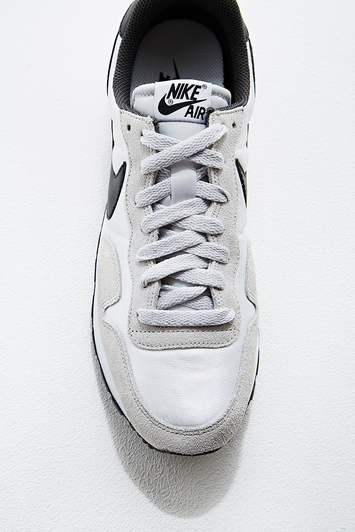 niceleak:  NICELEAK: Nike Air Pegasus 83 Trainers in White and Black