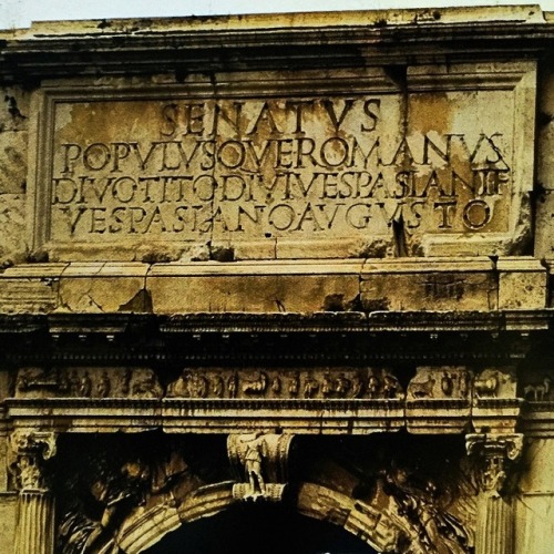 Detail of the Arch of Titus. The inscription:SENATVSPOPVLVSQVE.ROMANVS.DIVO.TITO.DIVI.VESPASIANI.F(I