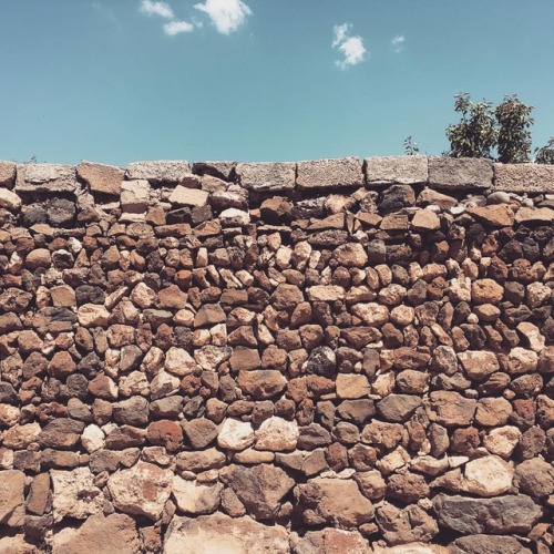 Another brick on the wall. . . . . . #streetphotography #outside #streetphotos #wall #summer #bric