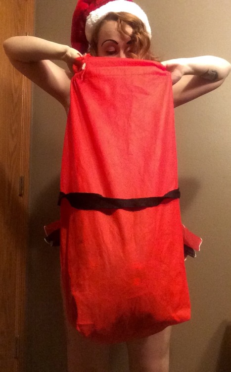 savingthrowvssexy:  ourlipsourbodies bringing joy to all the good girls and boys. 