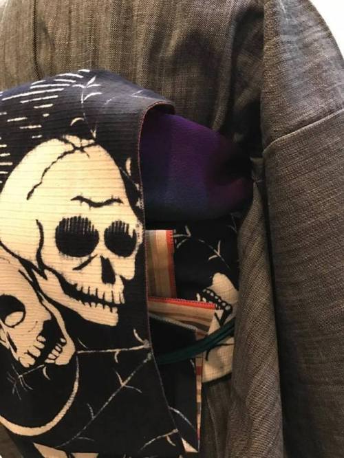 AAAAAAAAAAH <3Neat obi made from “Moon skull” fabric by RumiRock