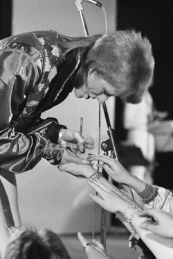 allaccessproject:  ALLACCESS-INSPIRATION / FANS-AUTOGRAPHSDAVID BOWIE AS ZIGGY STARDUST, MARQUEE CLUB, 1973. PHOTO © TERRY O'NEILL 