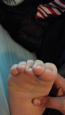 highonfeet:  More of my delicious feet. You want them so bad!