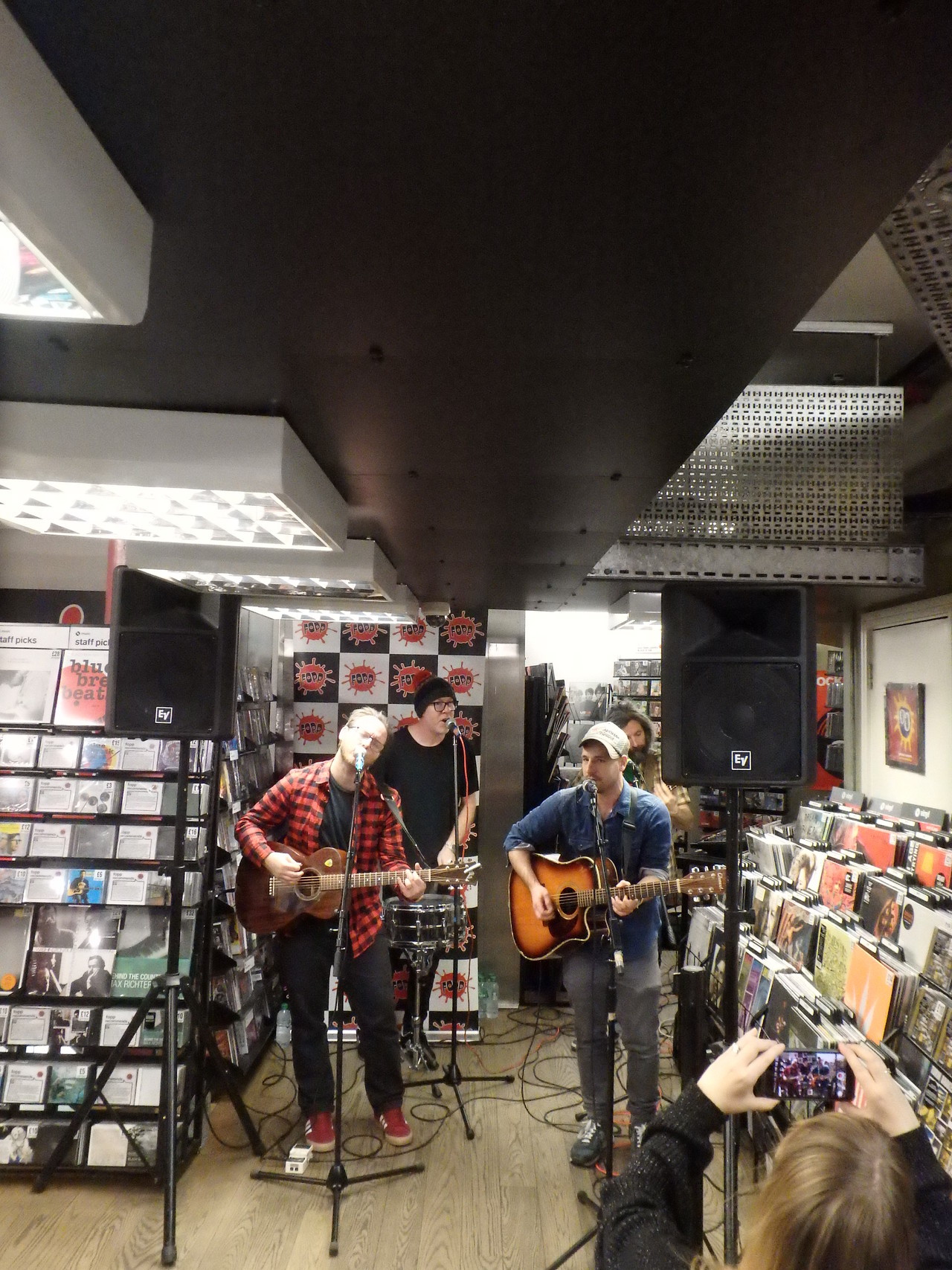 UNDERDOG
Turin Brakes live at Fopp Covent Garden 26.1.2018
https://analogueboyinadigitalworld.wordpress.com/2018/02/07/turin-brakes-live-at-fopp-covent-garden-26-1-2018/