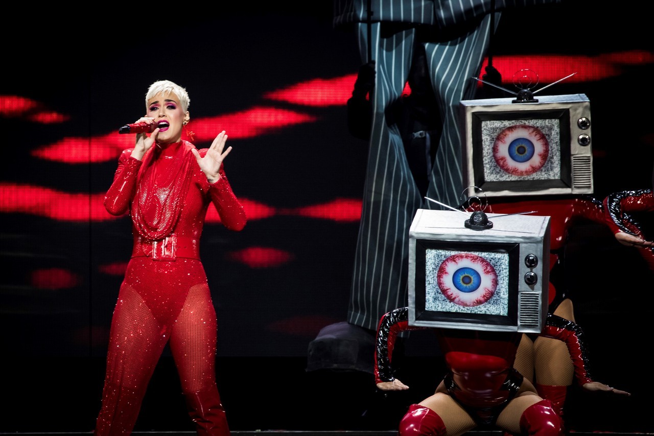 KATY PERRY. La cantante se presentó en el escenario del Estadio Arena en Londres. (AP)
MIRÁ TODA LA FOTOGALERÍA—->
