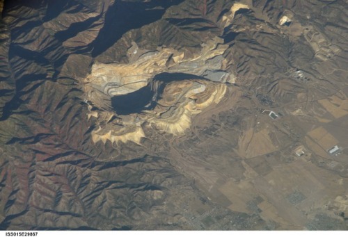 Earth&rsquo;s Biggest Hole, Seen from SpaceThere is an oft-cited rumor that the Great Wall of China 