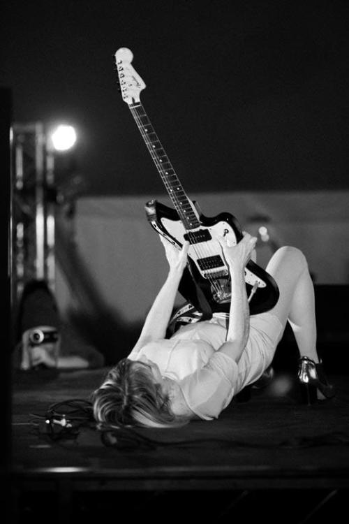 brain-donor:  Kim Gordon performing at PS1