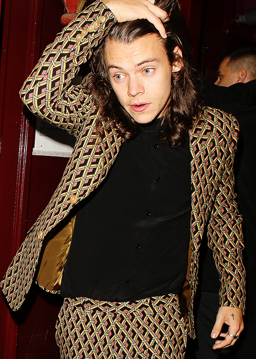 nofuckyeahzarry:London Fashion Week party 21/9This is the best suit I&rsquo;m talking about!