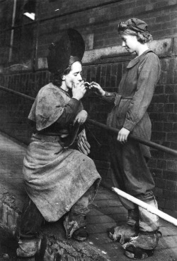 updownsmilefrown:  Two steel workers enjoy a cigarette while on break, November 1942