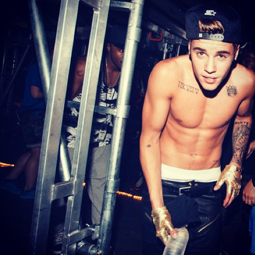 sitemikablessed:  quem tem mais barriga Mika Reblog Justin curte 