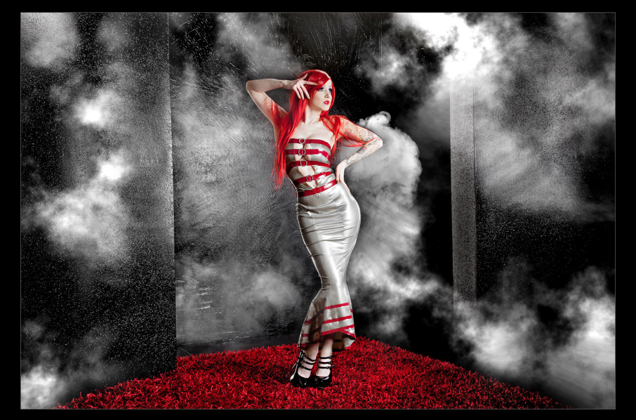 detusternis:  hellyeahmissyqueen:  Red hair - silver latex - perfect dress.  Model: