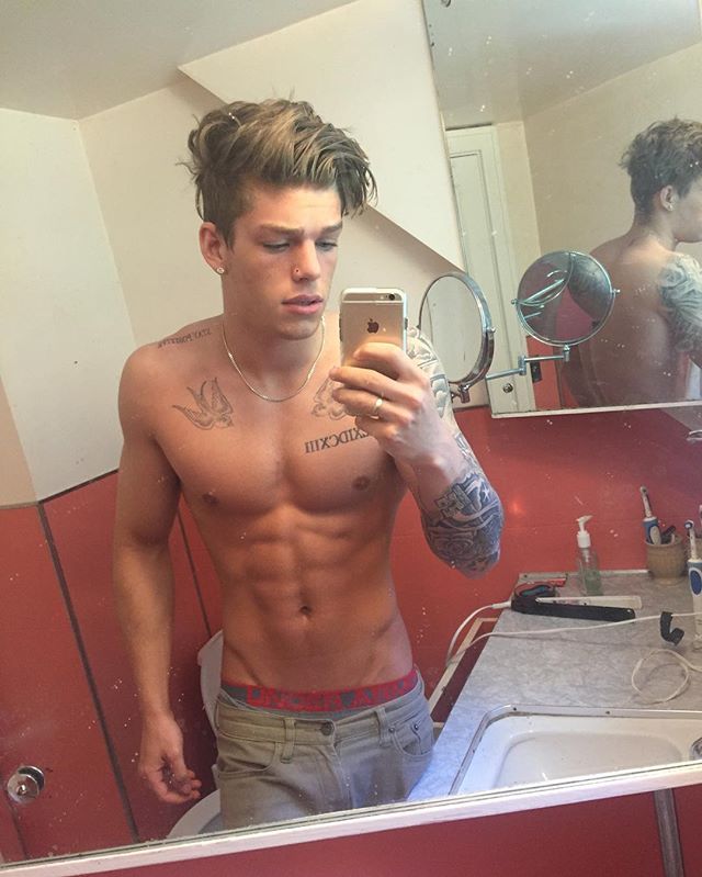 pr3tty-b0yswag:  pr3tty-b0yswag:   Follow for more abs, hot guys and more  SnapChat: