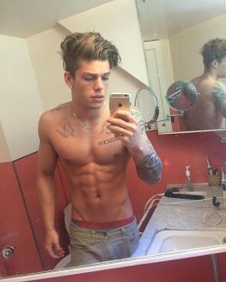 Pr3Tty-B0Yswag:  Pr3Tty-B0Yswag:   Follow For More Abs, Hot Guys And More  Snapchat: