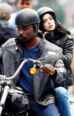 celebritiesofcolor:Mike Colter and Krysten Ritter on the set of ‘AKA Jessica Jones’ in NYC