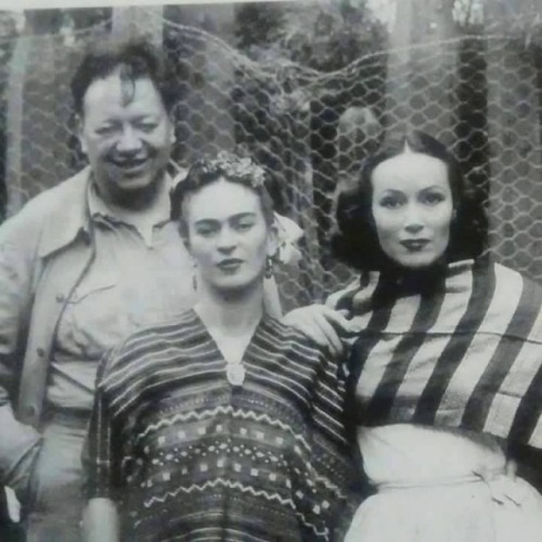 punlovsin:Dolores Del Rio with DIego Rivera and Frida Kahlo..