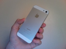 milkybliss:  acidicmoon:  my new baby white iphone 5 fuck yes   q’d  