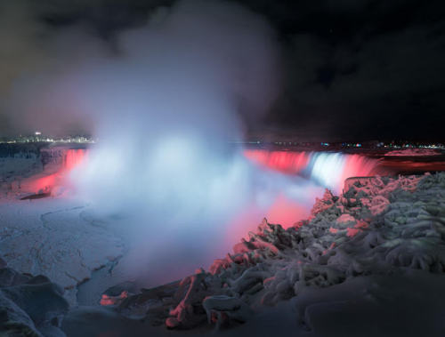 escapekit:  Illuminated Falls Toronto-based photographer Adam Klekotka captured stunning photos of Niagara Falls after two weeks of record-setting temperatures in January 2018. Klekotka explored the icy waterfall at night, discovering an illuminated